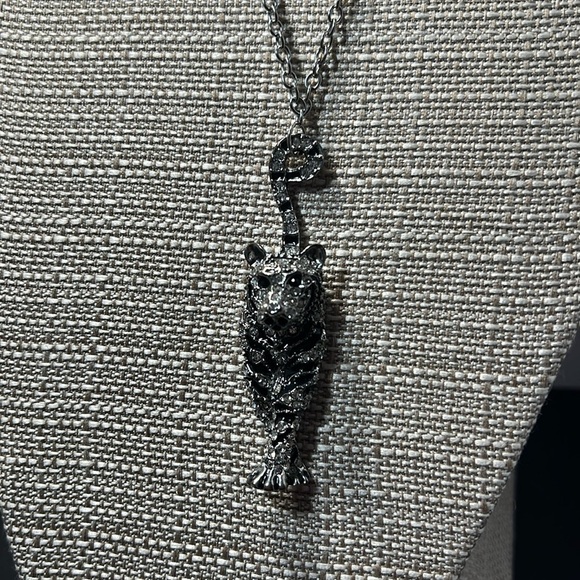 Beautiful Walking Tiger Vintage Necklace with Heavily Crusted Stones - Picture 6 of 7